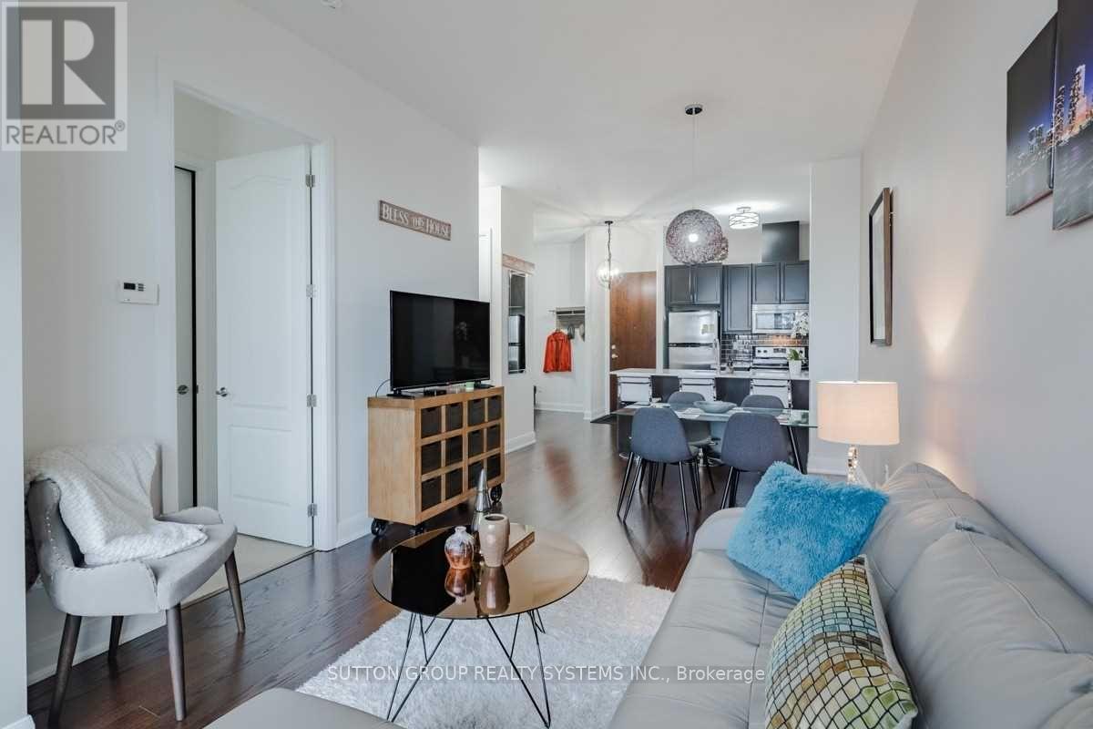 116 - 2480 Prince Michael Drive, Oakville, ON - Indoor Photo Showing Living Room