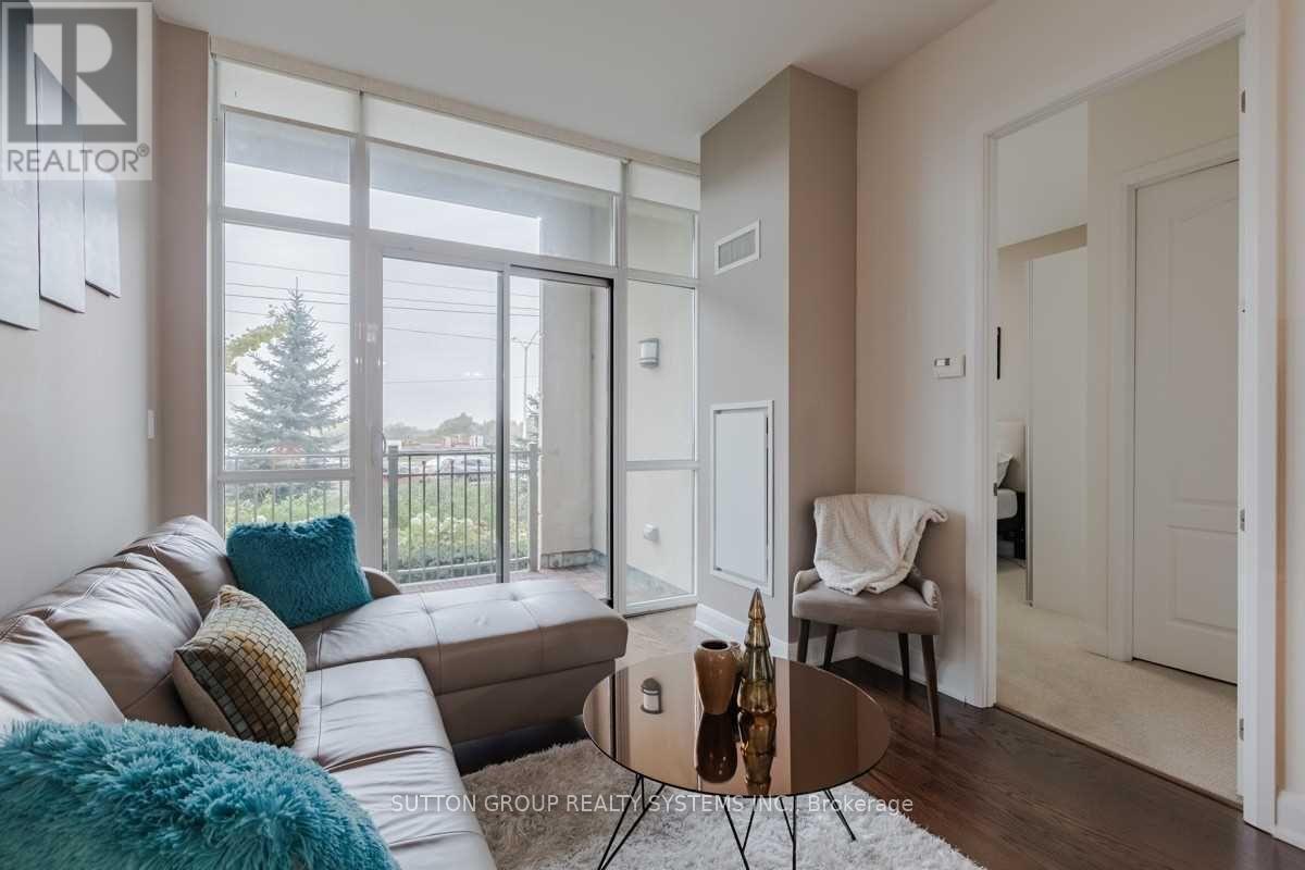 116 - 2480 Prince Michael Drive, Oakville, ON - Indoor Photo Showing Living Room