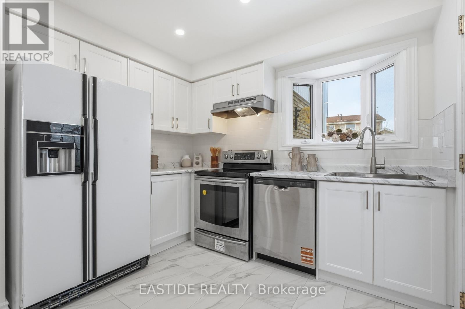 2909 Salerno Crescent, Mississauga, ON - Indoor Photo Showing Kitchen