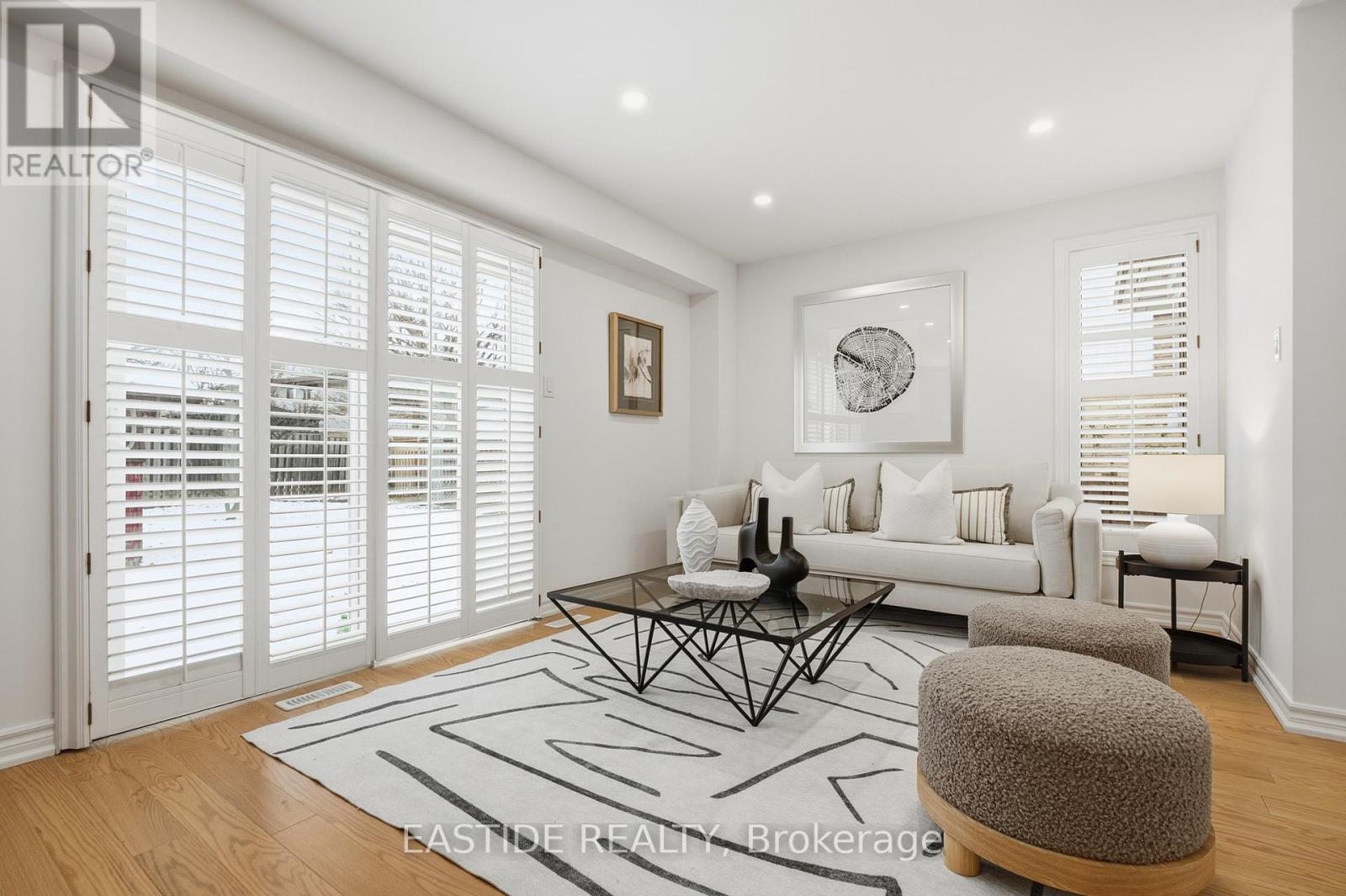 2909 Salerno Crescent, Mississauga, ON - Indoor Photo Showing Living Room
