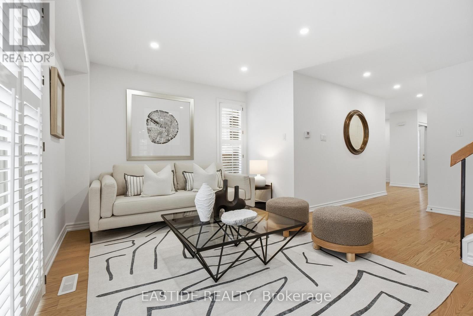 2909 Salerno Crescent, Mississauga, ON - Indoor Photo Showing Living Room