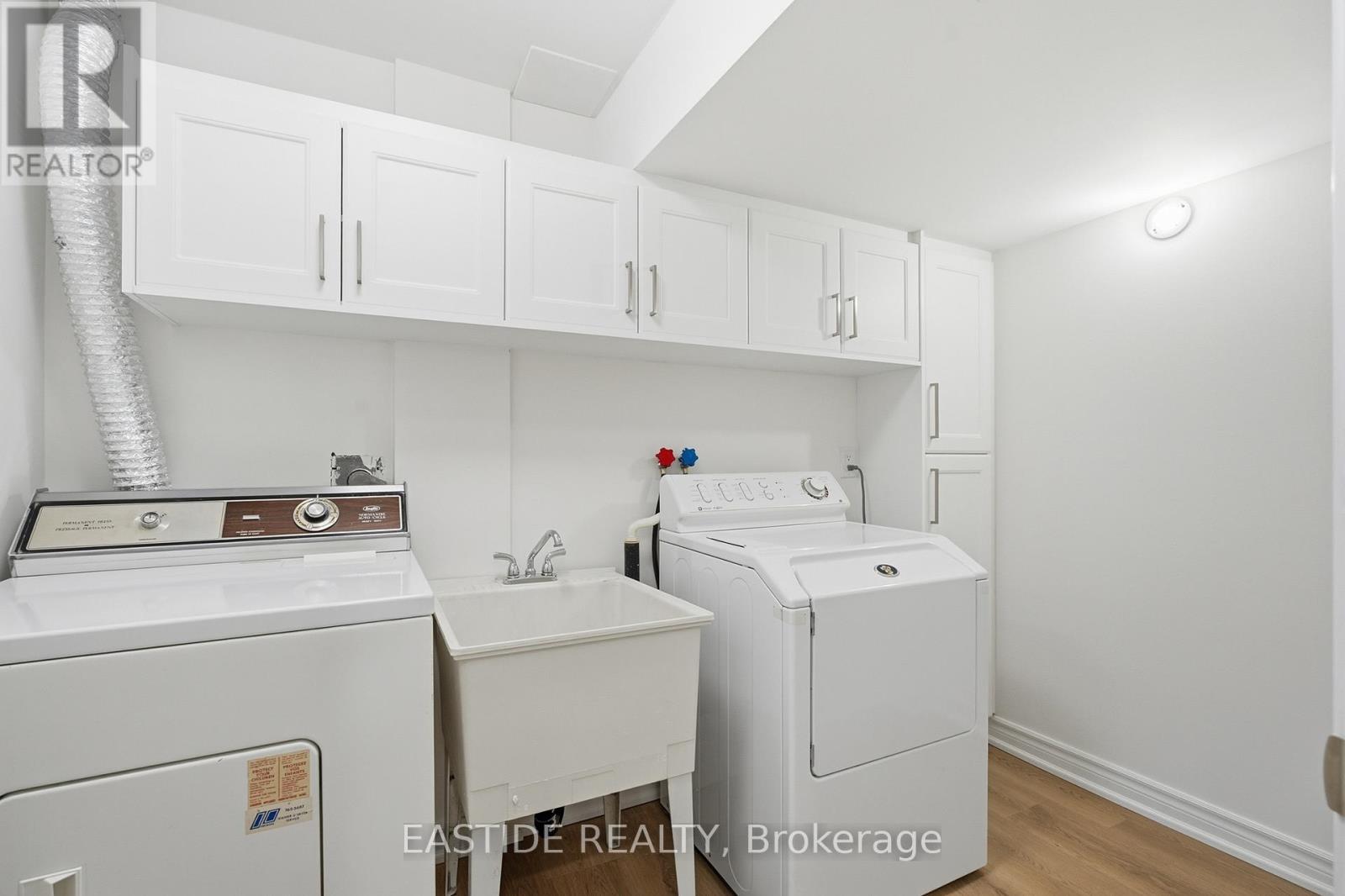 2909 Salerno Crescent, Mississauga, ON - Indoor Photo Showing Laundry Room