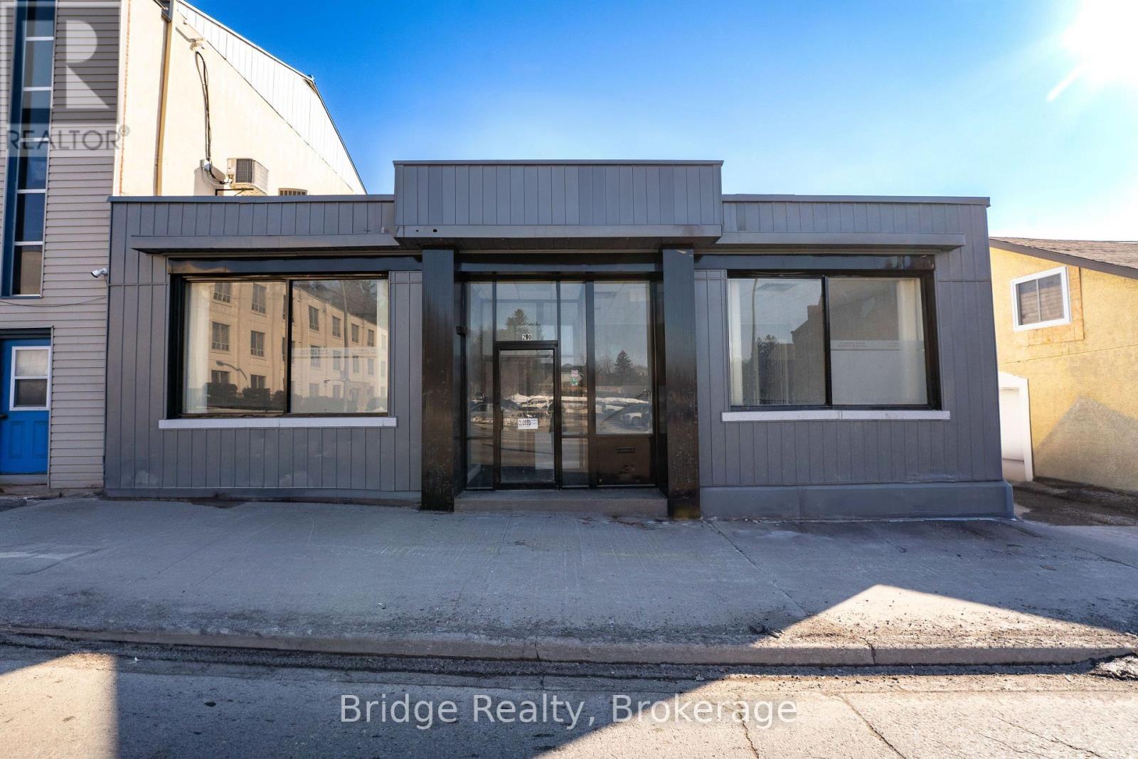 290 Dundas Street, Woodstock (Woodstock - North), ON