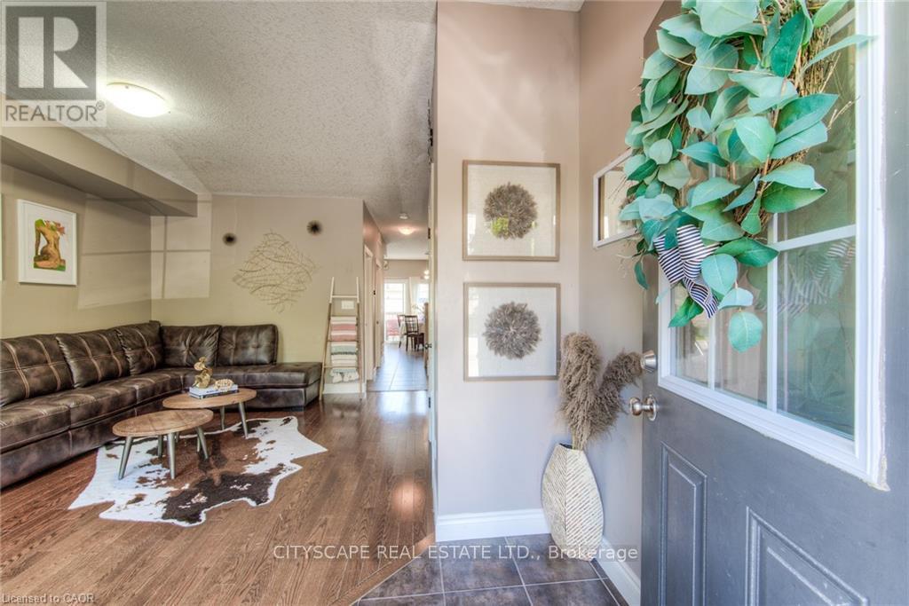 4A - 38 Howe Drive, Kitchener, ON - Indoor Photo Showing Living Room
