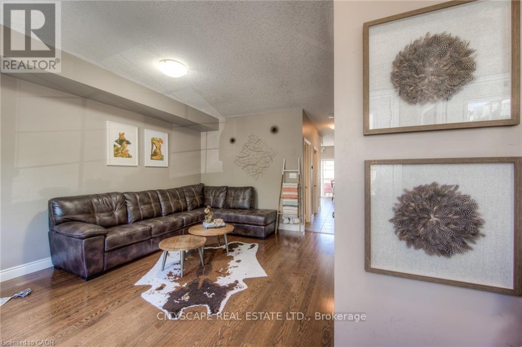 4A - 38 Howe Drive, Kitchener, ON - Indoor Photo Showing Living Room