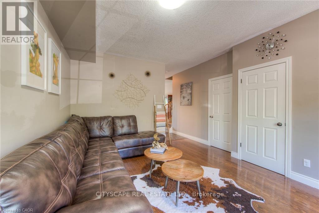 4A - 38 Howe Drive, Kitchener, ON - Indoor Photo Showing Living Room