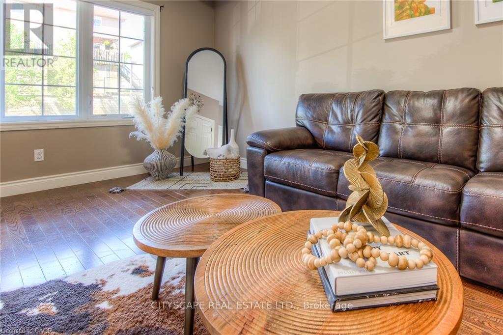 4A - 38 Howe Drive, Kitchener, ON - Indoor Photo Showing Living Room