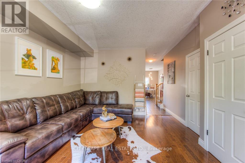 4A - 38 Howe Drive, Kitchener, ON - Indoor Photo Showing Living Room