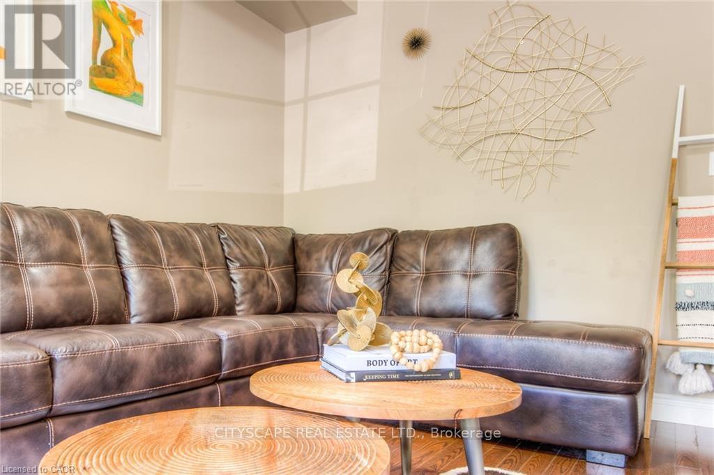 4A - 38 Howe Drive, Kitchener, ON - Indoor Photo Showing Living Room