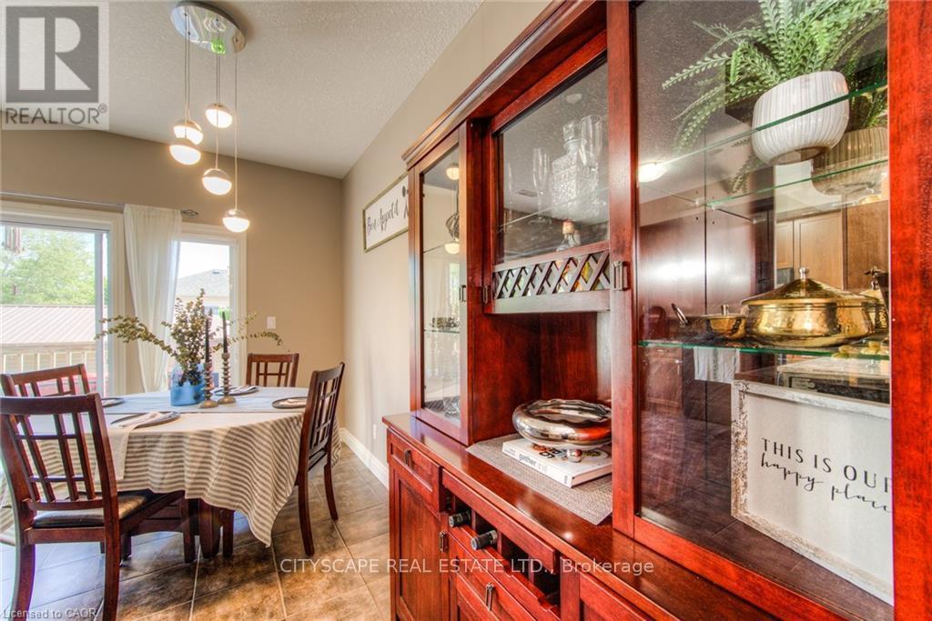 4A - 38 Howe Drive, Kitchener, ON - Indoor Photo Showing Dining Room