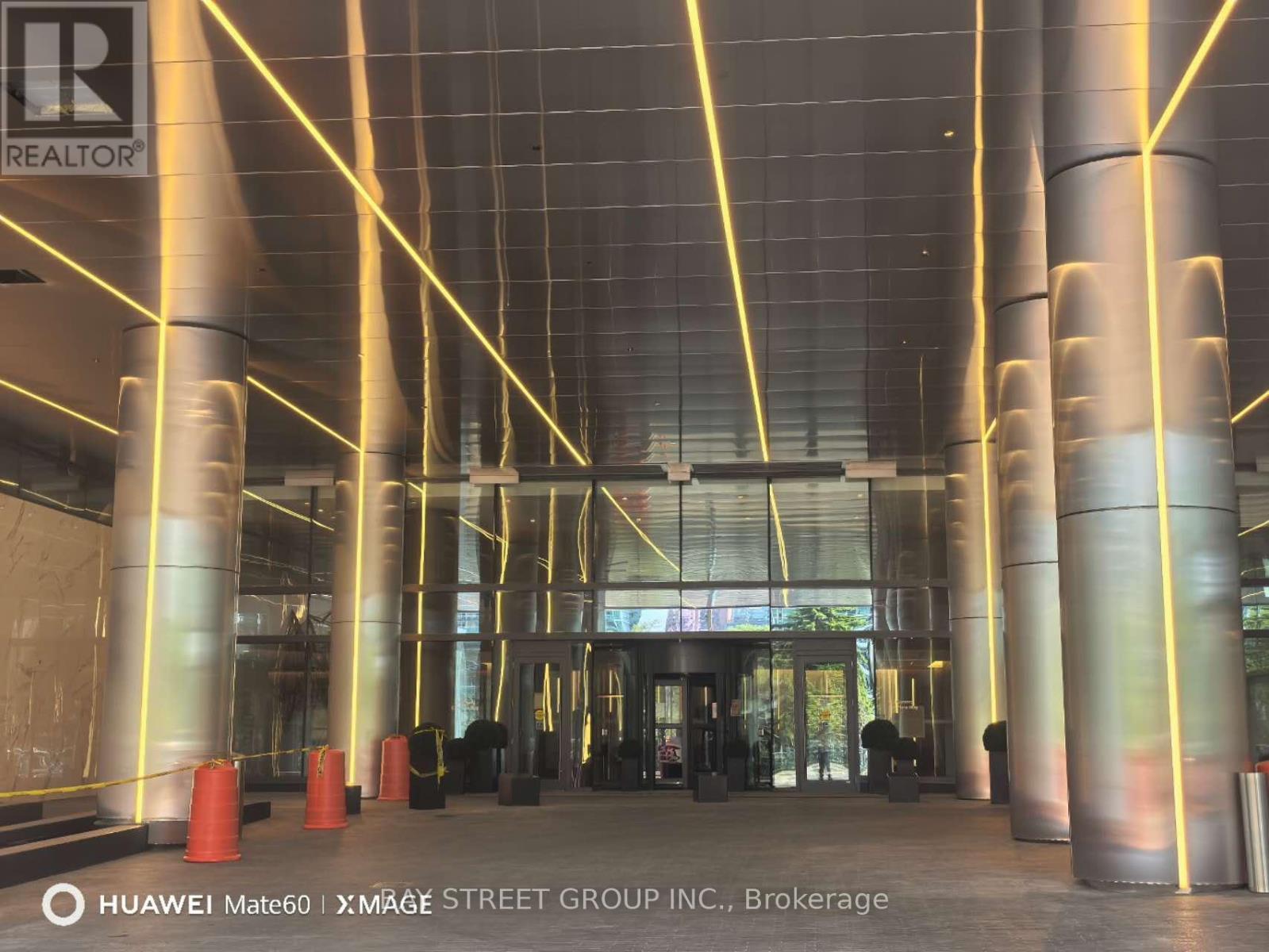 2608 - 3 Concord Cityplace Way, Toronto, ON - Indoor