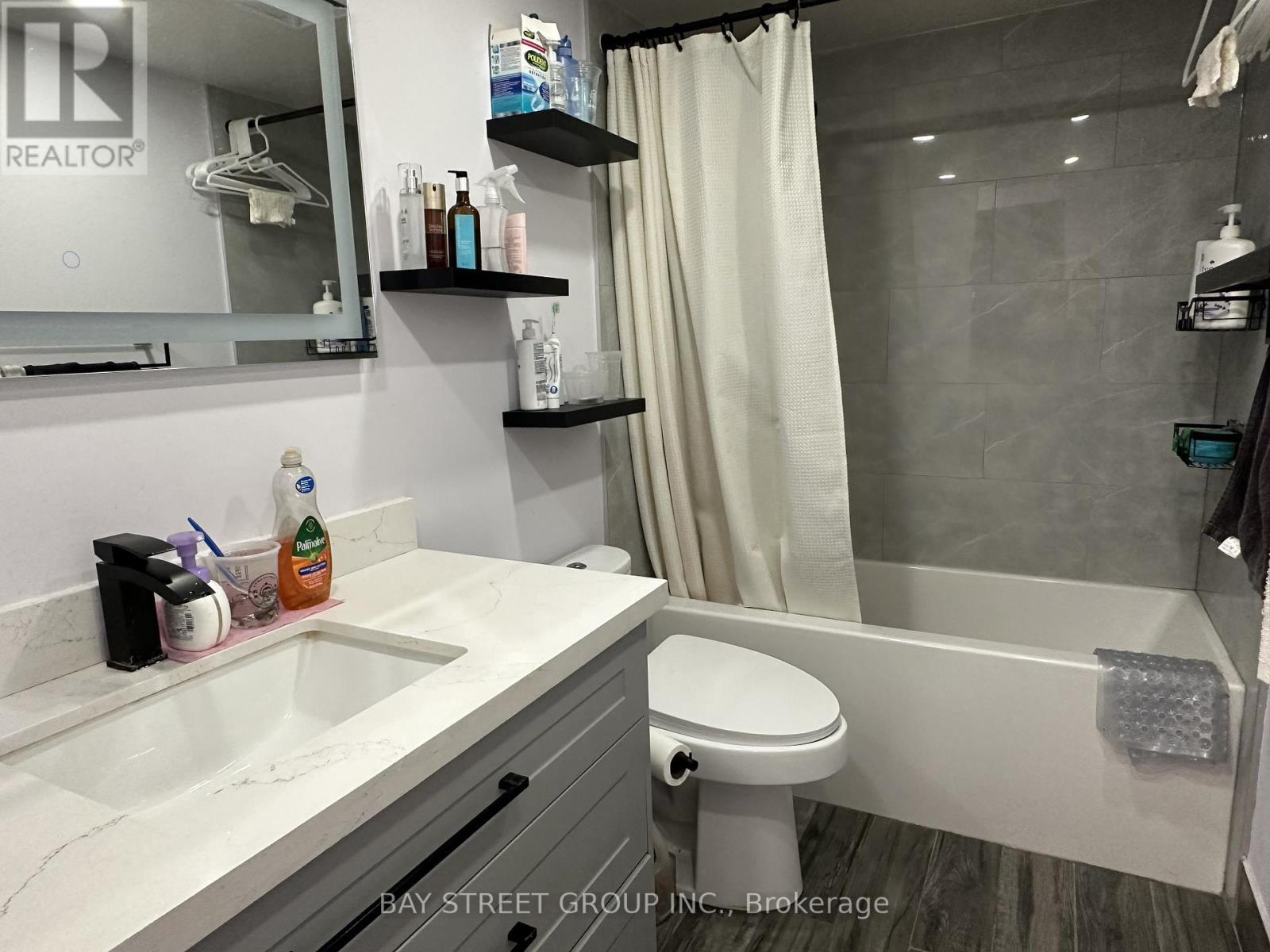 611 - 51 Baffin Court, Richmond Hill, ON - Indoor Photo Showing Bathroom