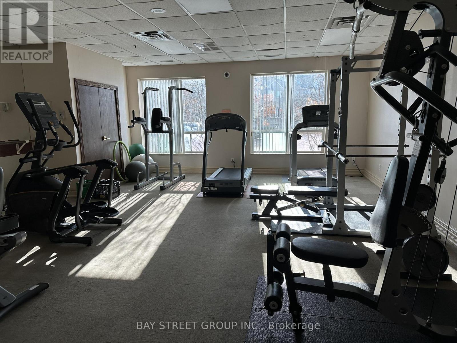 611 - 51 Baffin Court, Richmond Hill, ON - Indoor Photo Showing Gym Room