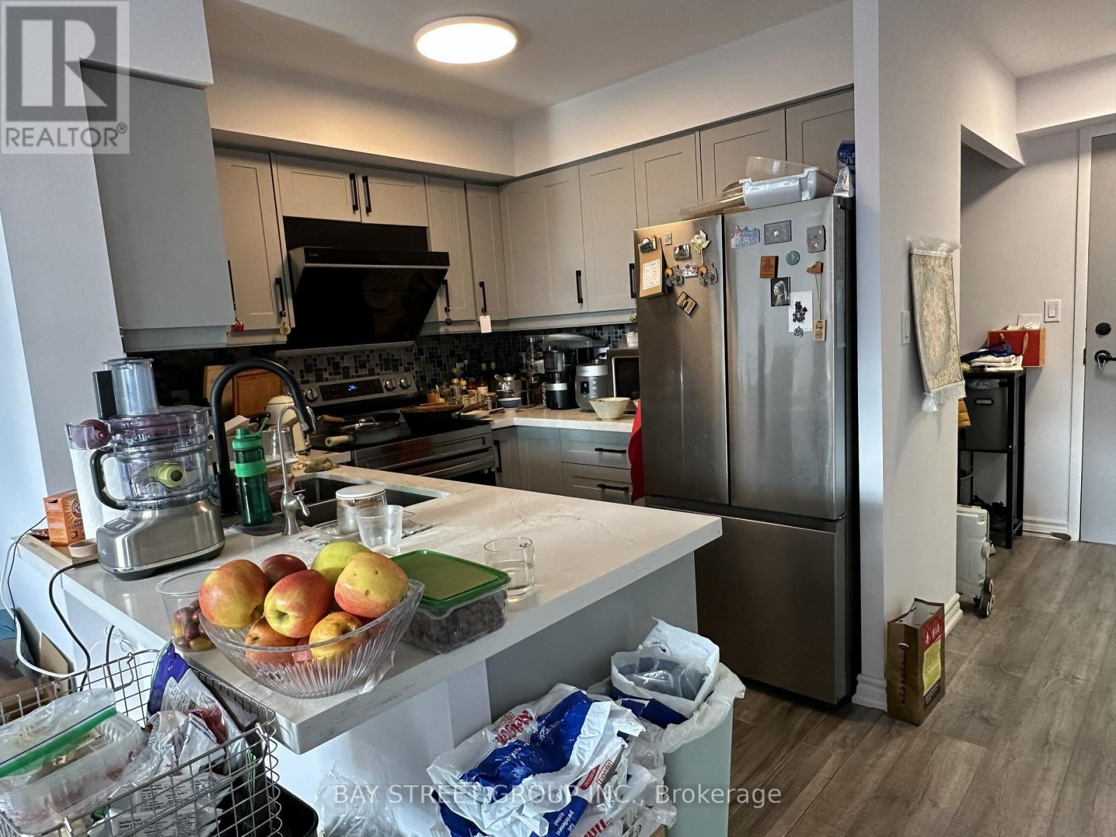611 - 51 Baffin Court, Richmond Hill, ON - Indoor Photo Showing Kitchen