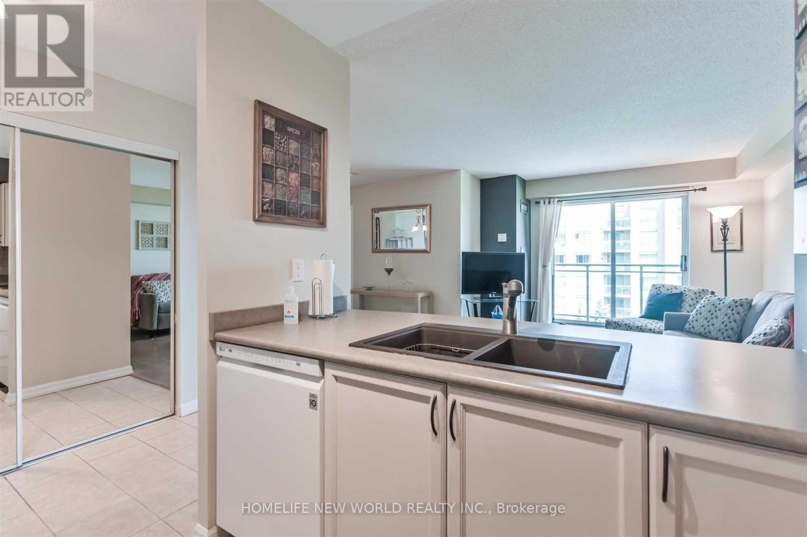 721 - 51 Baffin Court, Richmond Hill, ON - Indoor Photo Showing Kitchen With Double Sink