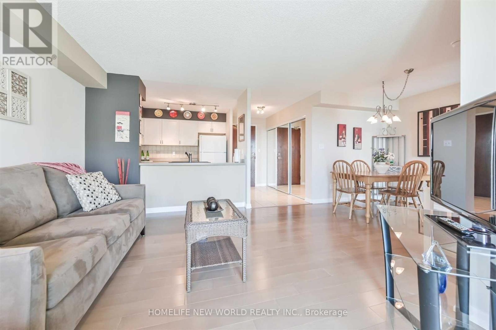 721 - 51 Baffin Court, Richmond Hill, ON - Indoor Photo Showing Living Room