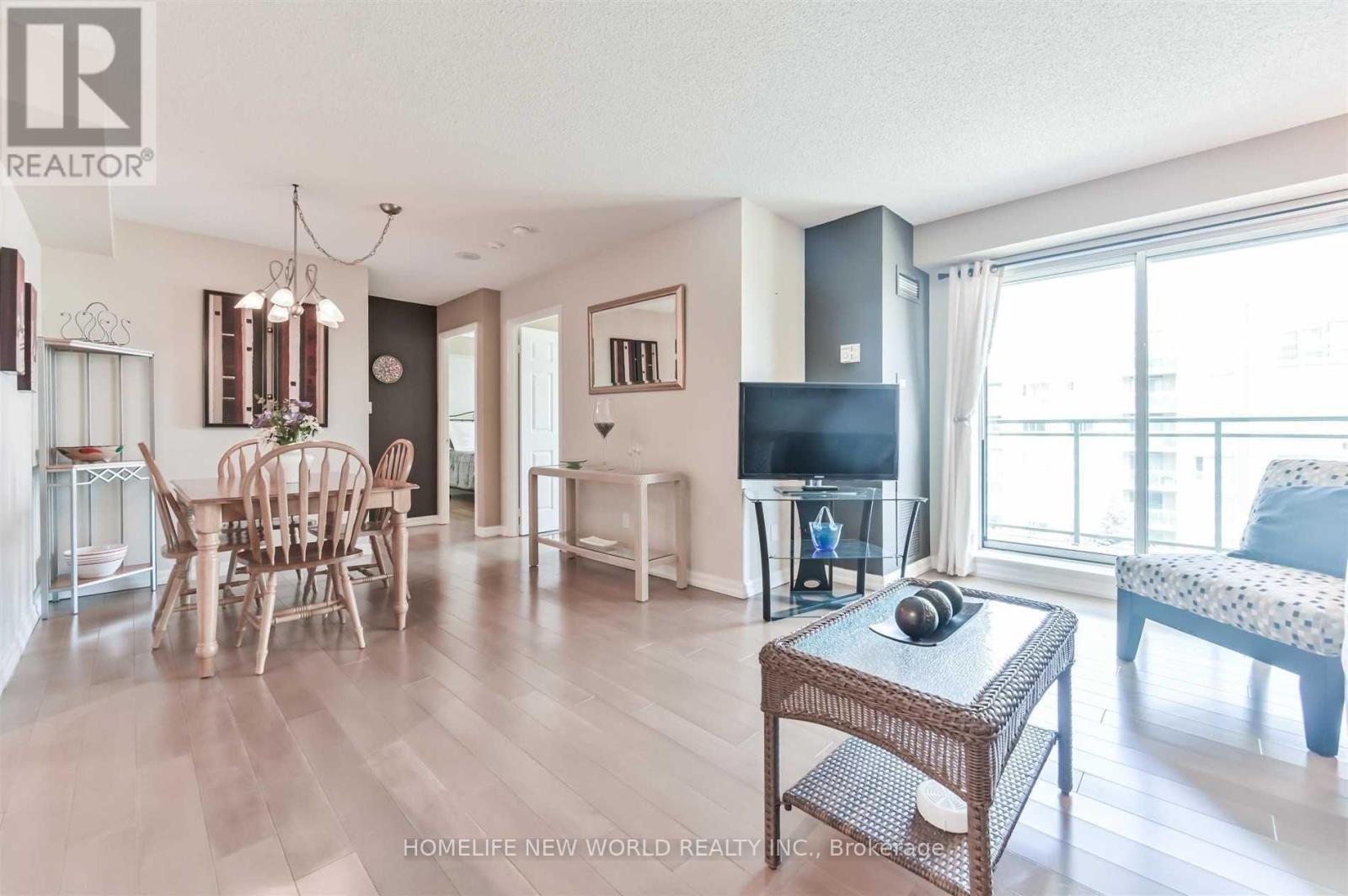 721 - 51 Baffin Court, Richmond Hill, ON - Indoor Photo Showing Living Room