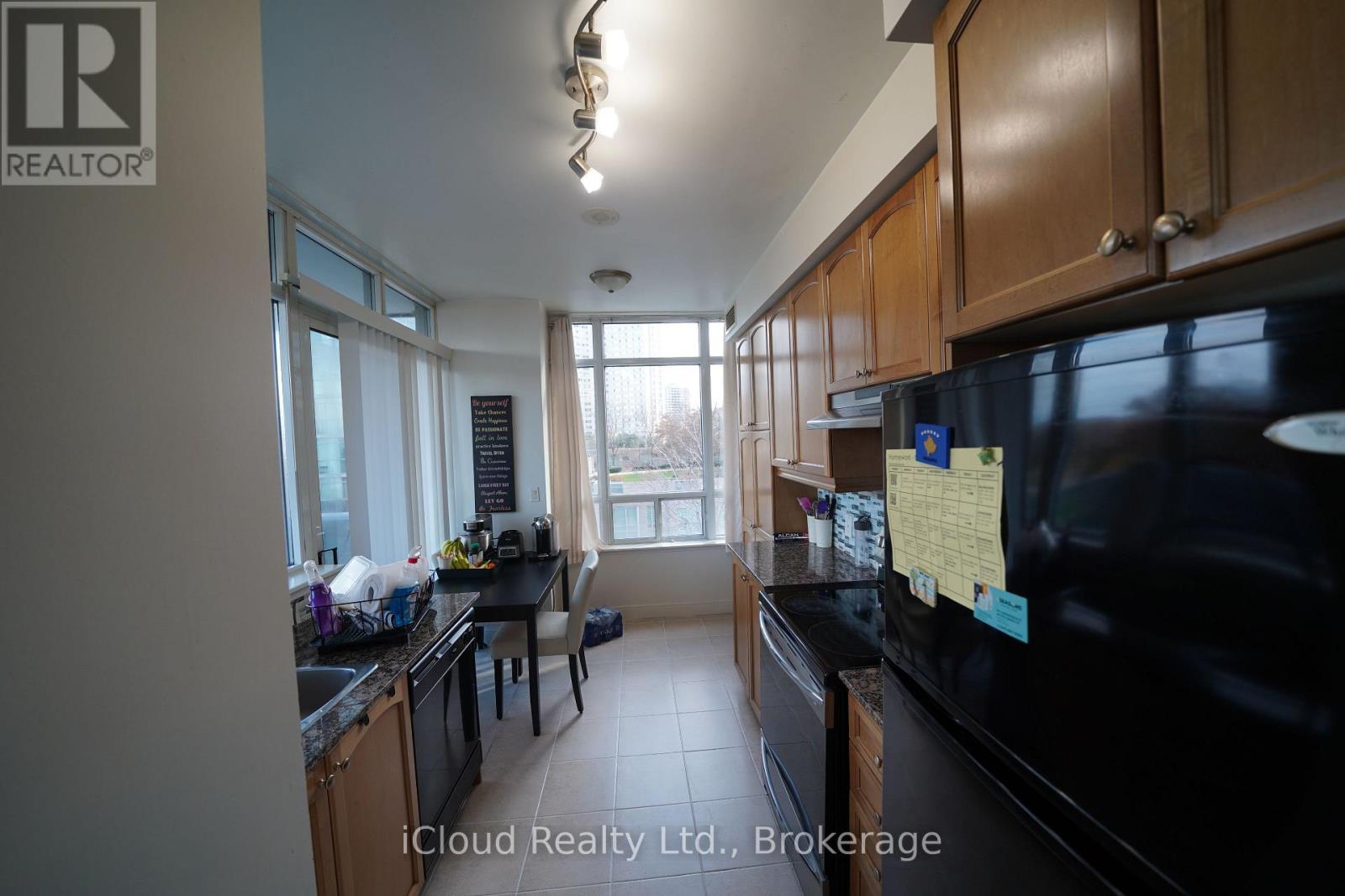 403 - 80 Absolute Avenue, Mississauga, ON - Indoor Photo Showing Kitchen