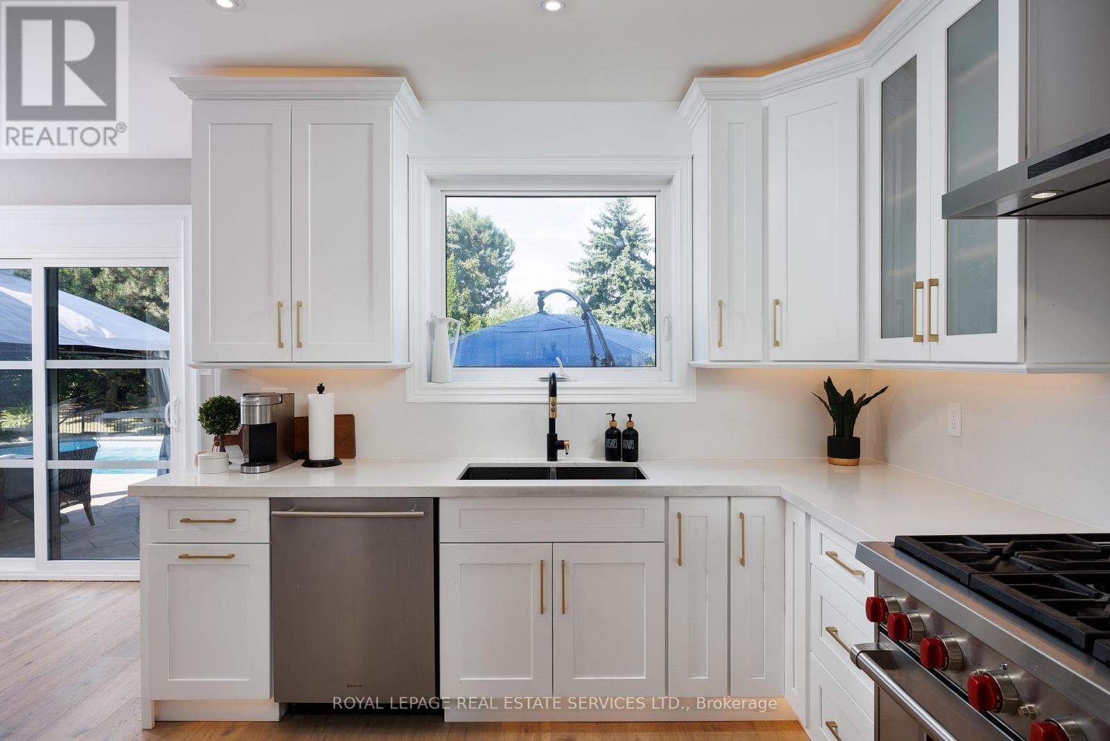 1483 The Links Drive, Oakville, ON - Indoor Photo Showing Kitchen With Upgraded Kitchen