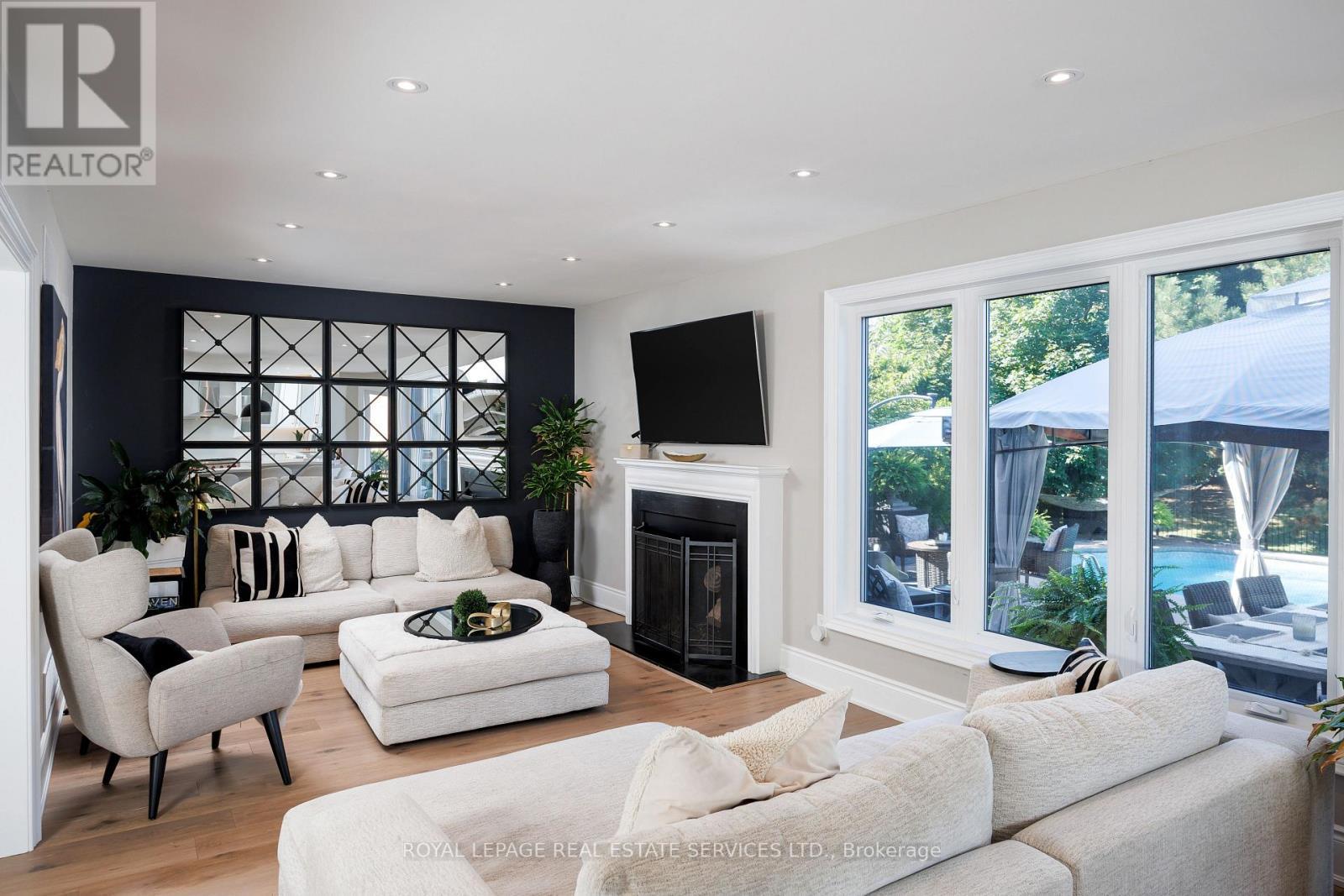 1483 The Links Drive, Oakville, ON - Indoor Photo Showing Living Room With Fireplace