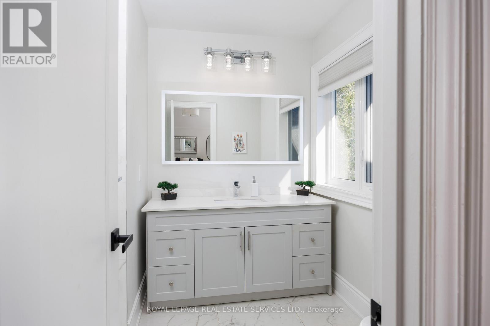 1483 The Links Drive, Oakville, ON - Indoor Photo Showing Bathroom