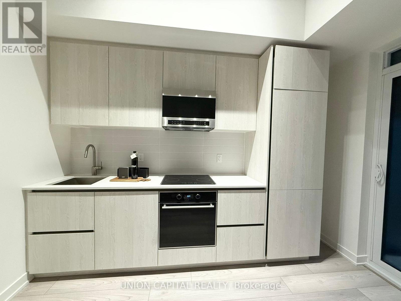 402 - 120 Broadway Avenue, Toronto, ON - Indoor Photo Showing Kitchen