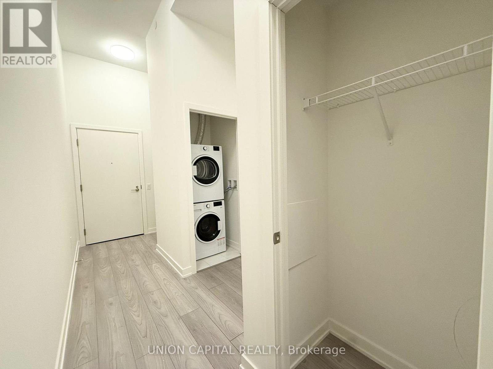 402 - 120 Broadway Avenue, Toronto, ON - Indoor Photo Showing Laundry Room