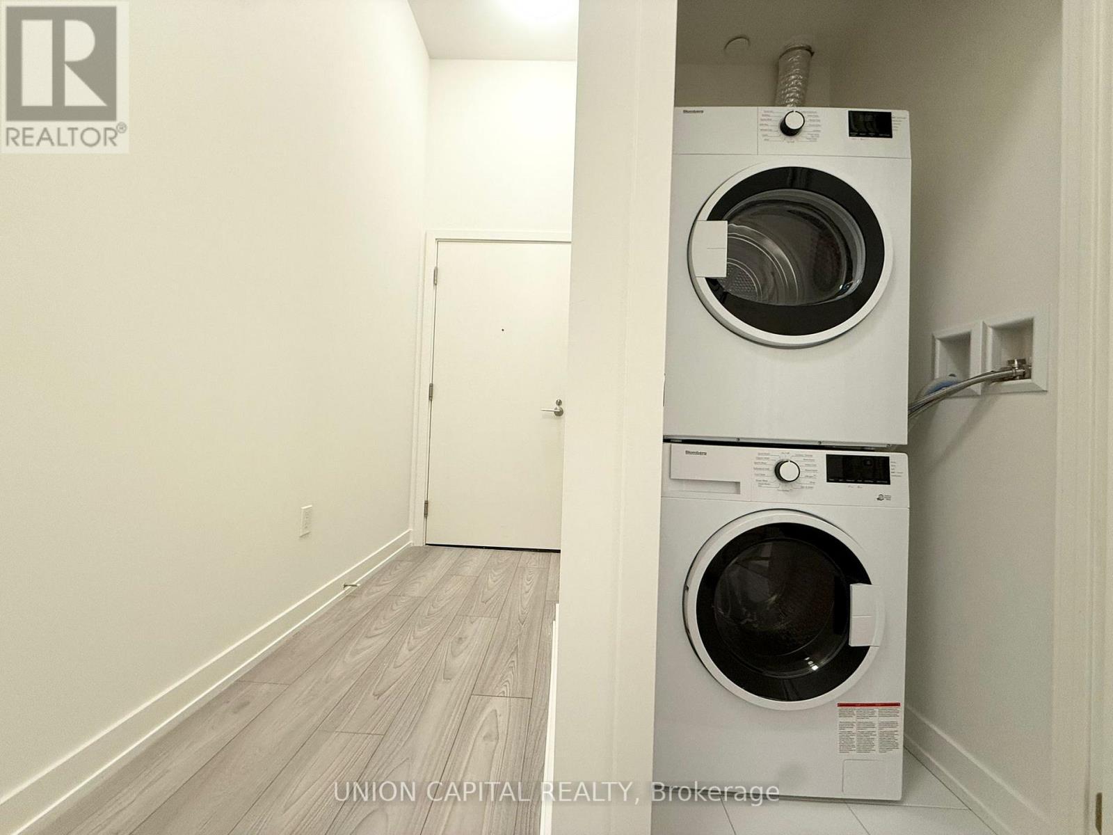 402 - 120 Broadway Avenue, Toronto, ON - Indoor Photo Showing Laundry Room