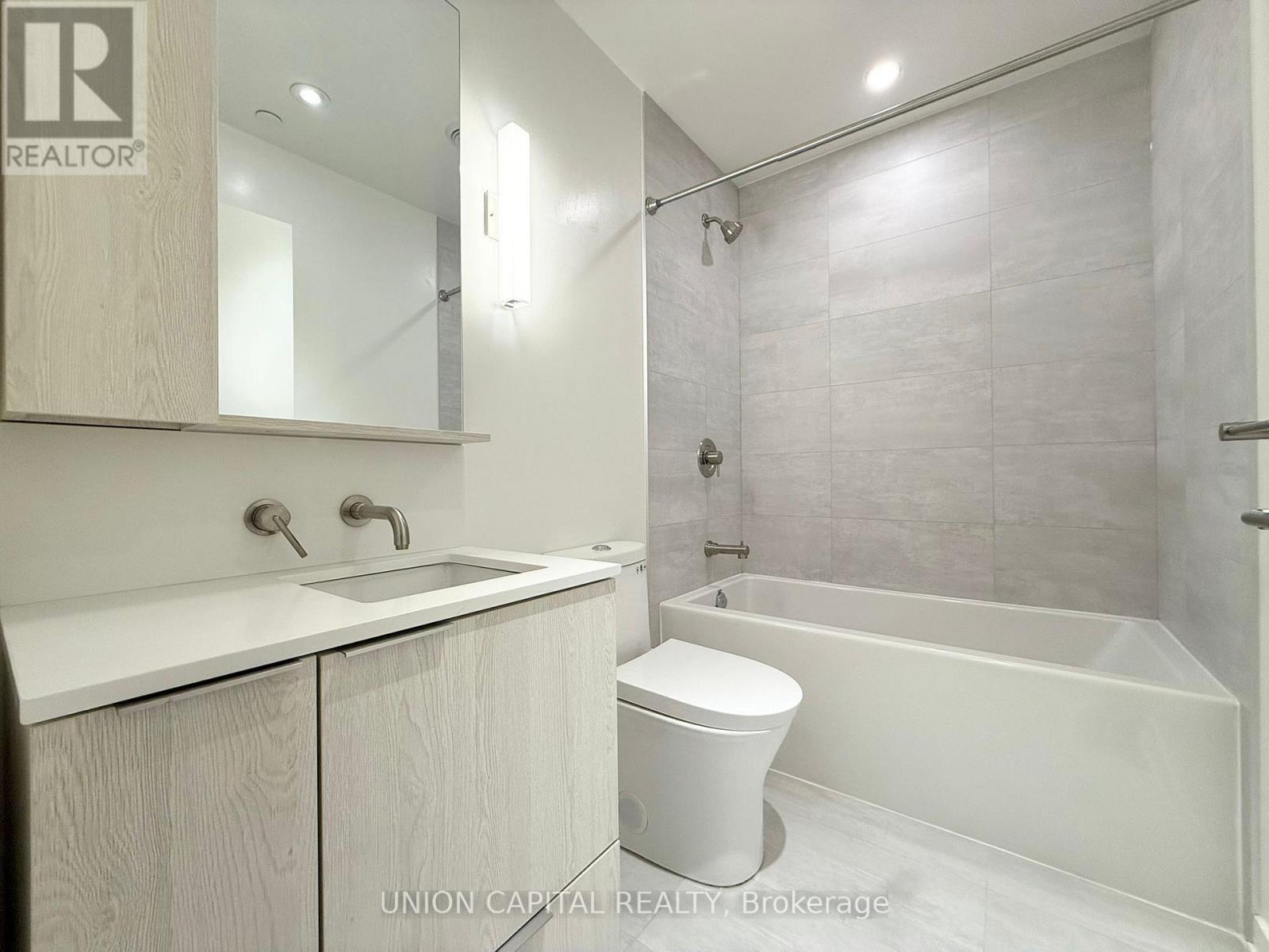 402 - 120 Broadway Avenue, Toronto, ON - Indoor Photo Showing Bathroom