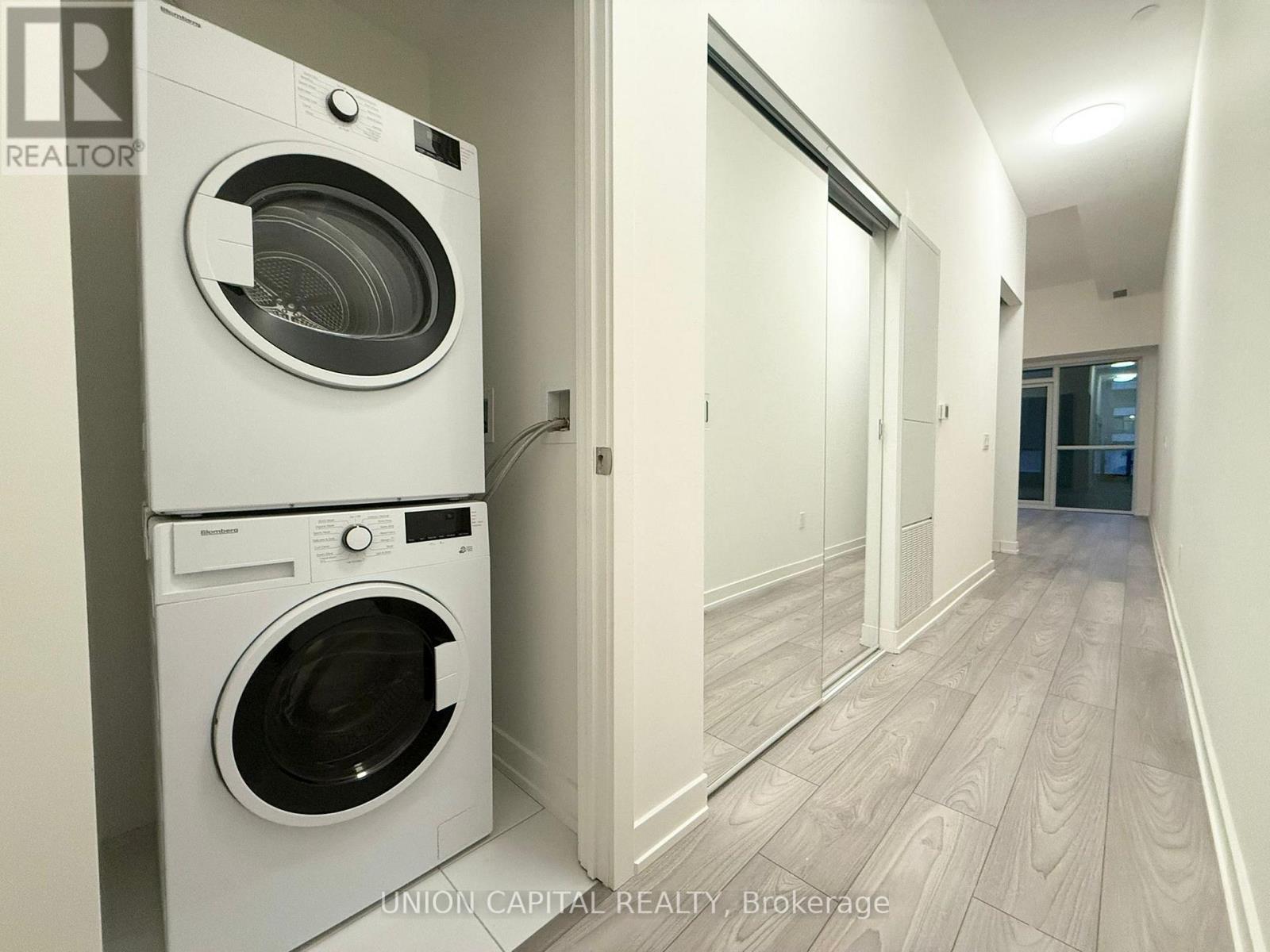 412 - 120 Broadway Avenue, Toronto, ON - Indoor Photo Showing Laundry Room
