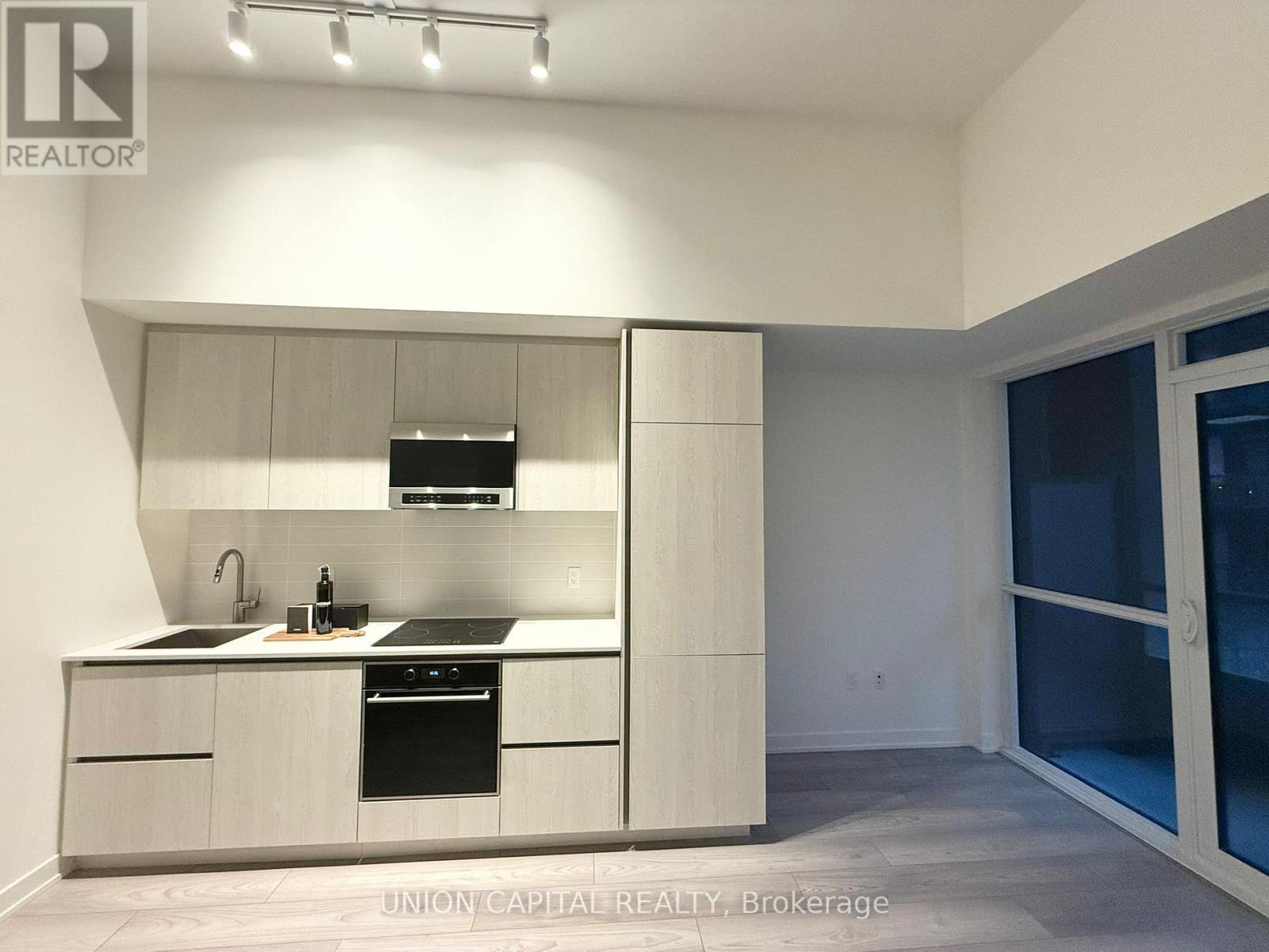 412 - 120 Broadway Avenue, Toronto, ON - Indoor Photo Showing Kitchen
