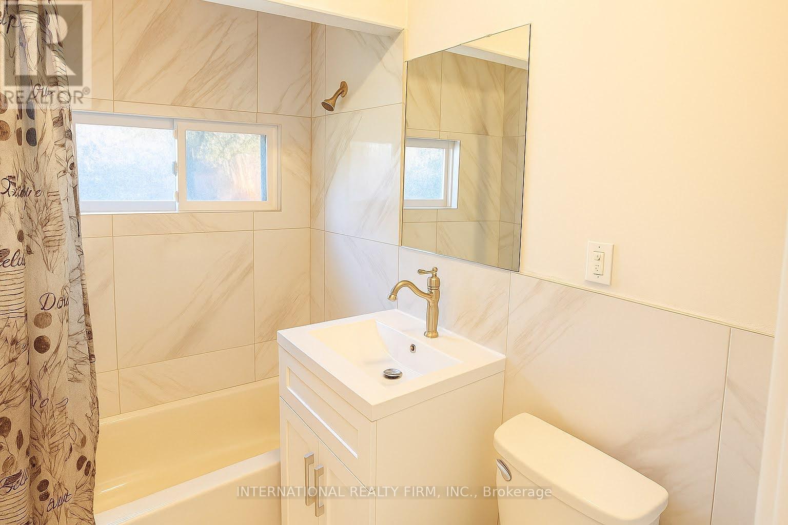 9 Benshire Drive, Toronto, ON - Indoor Photo Showing Bathroom