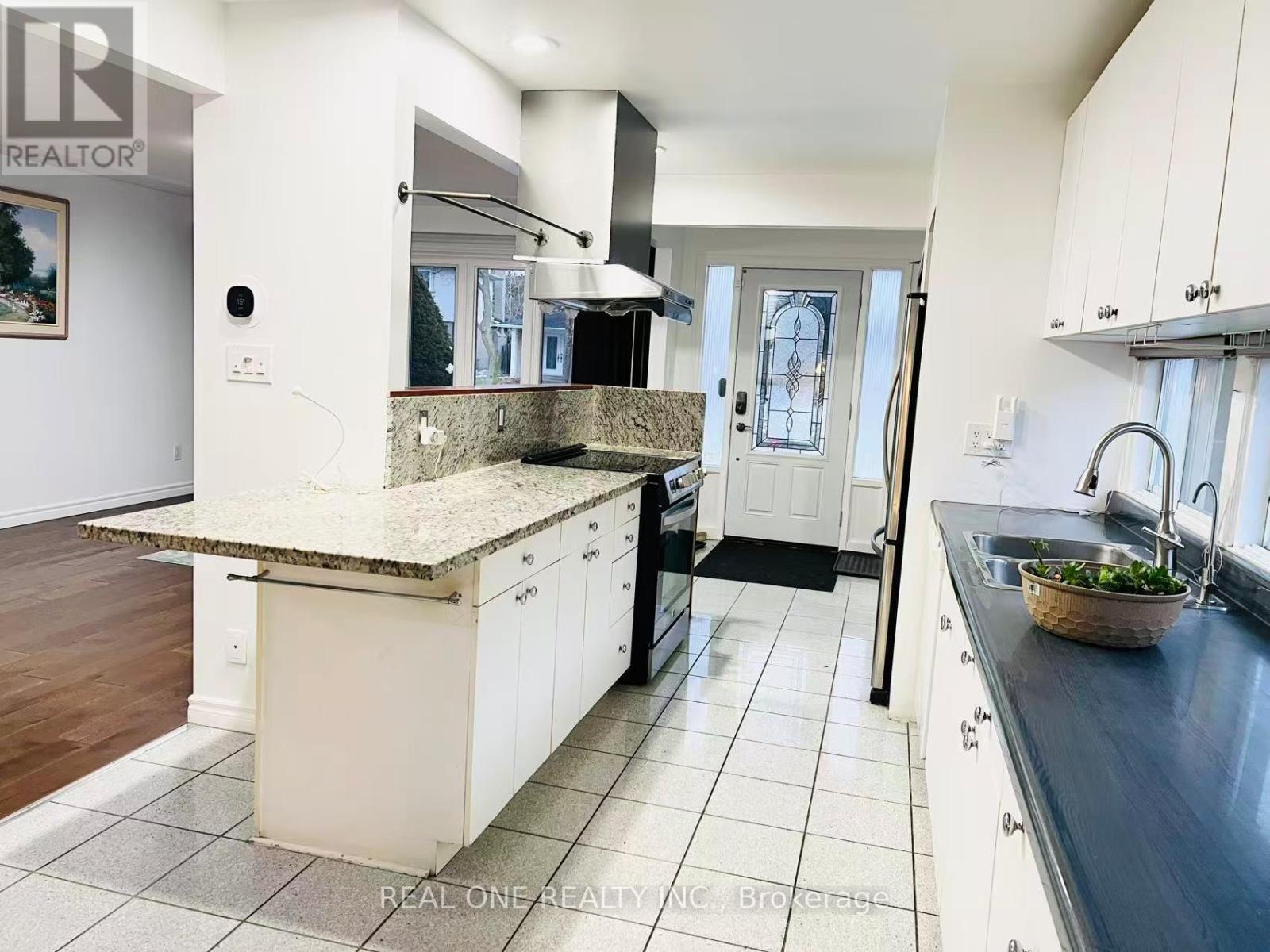 642 Eaglemount Crescent, Mississauga, ON - Indoor Photo Showing Kitchen With Upgraded Kitchen