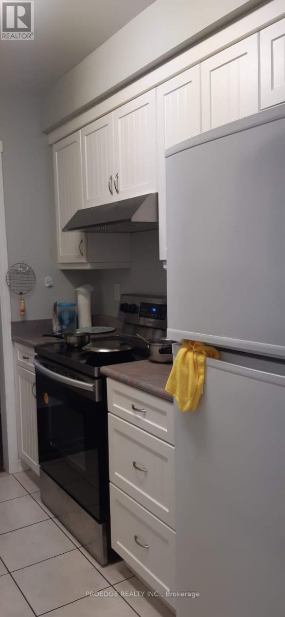 75 Monaco Court, Brampton, ON - Indoor Photo Showing Kitchen