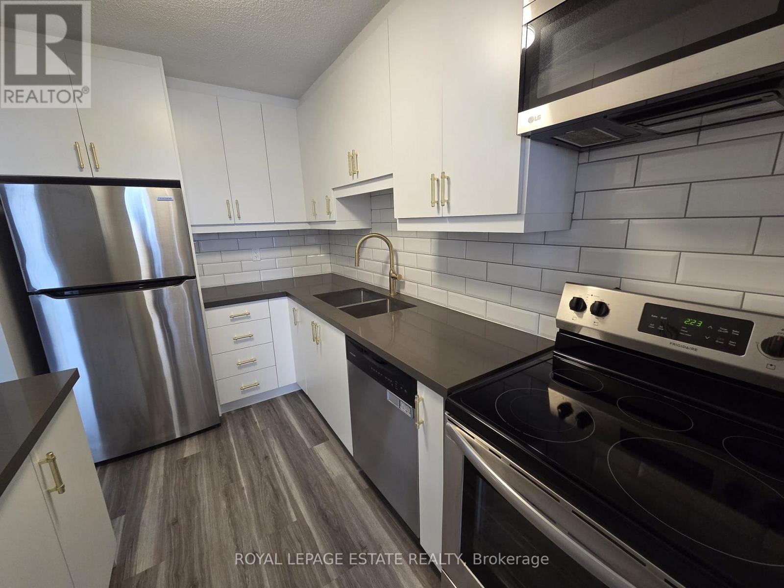 314 - 30 Sunrise Avenue, Toronto, ON - Indoor Photo Showing Kitchen With Stainless Steel Kitchen With Double Sink