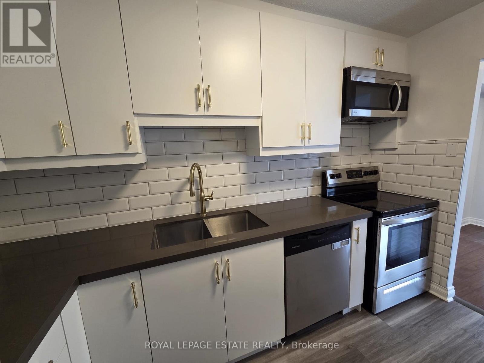 314 - 30 Sunrise Avenue, Toronto, ON - Indoor Photo Showing Kitchen With Stainless Steel Kitchen With Double Sink