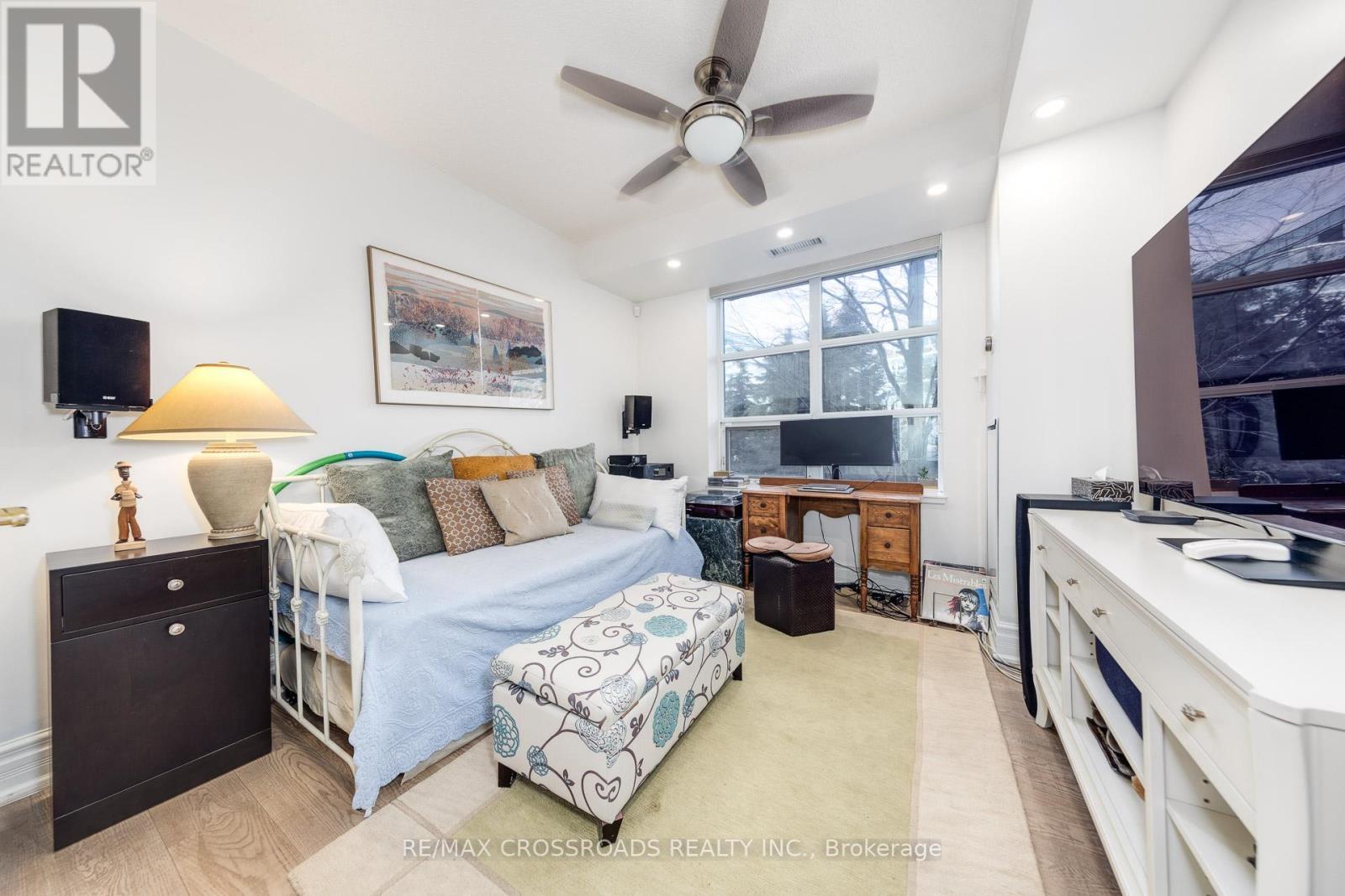 210 - 10 Old York Mills Road, Toronto, ON - Indoor