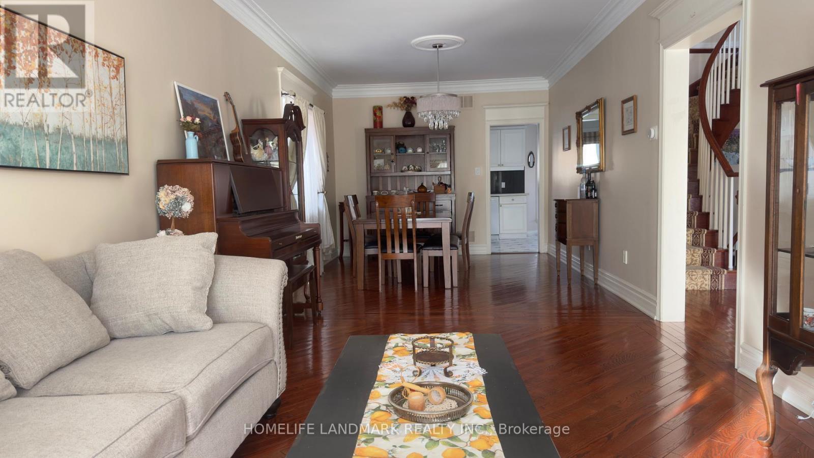 136 Worth Boulevard, Vaughan, ON - Indoor Photo Showing Living Room