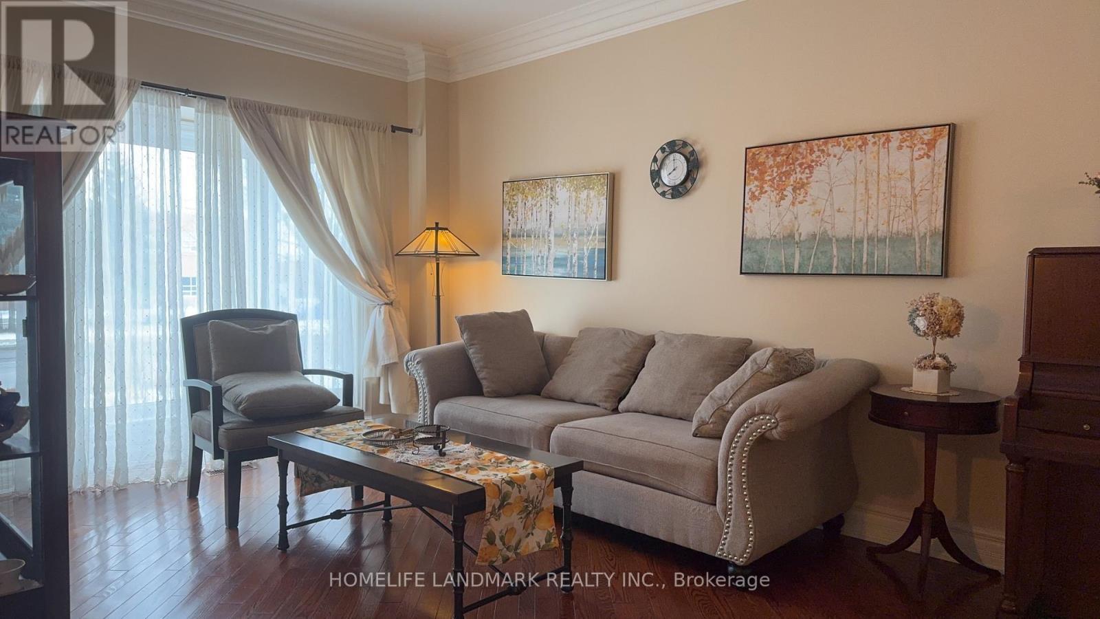 136 Worth Boulevard, Vaughan, ON - Indoor Photo Showing Living Room