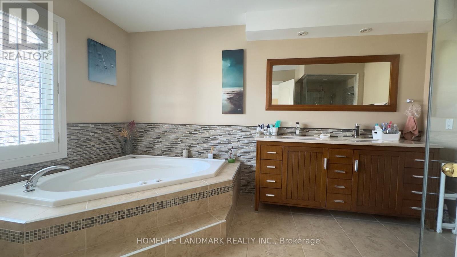 136 Worth Boulevard, Vaughan, ON - Indoor Photo Showing Bathroom