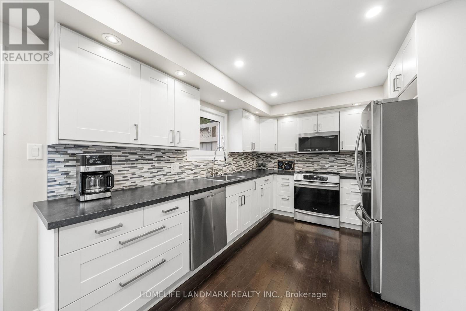 333 Rannie Road, Newmarket, ON - Indoor Photo Showing Kitchen With Upgraded Kitchen
