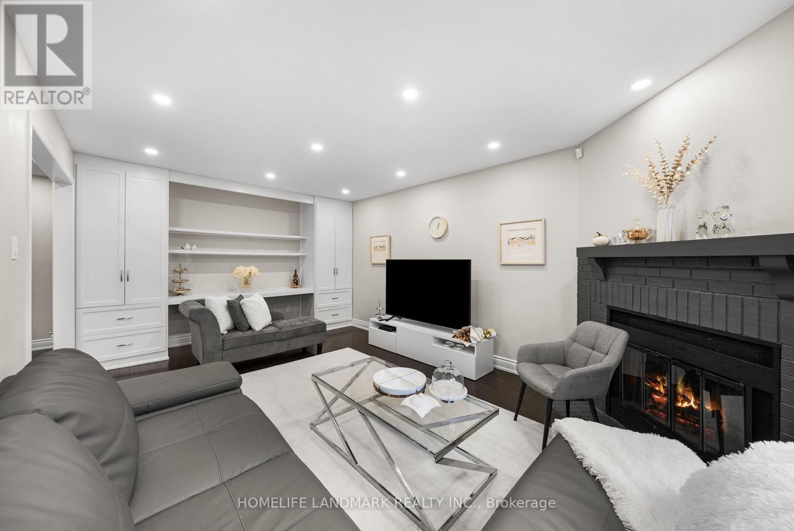 333 Rannie Road, Newmarket, ON - Indoor Photo Showing Living Room With Fireplace