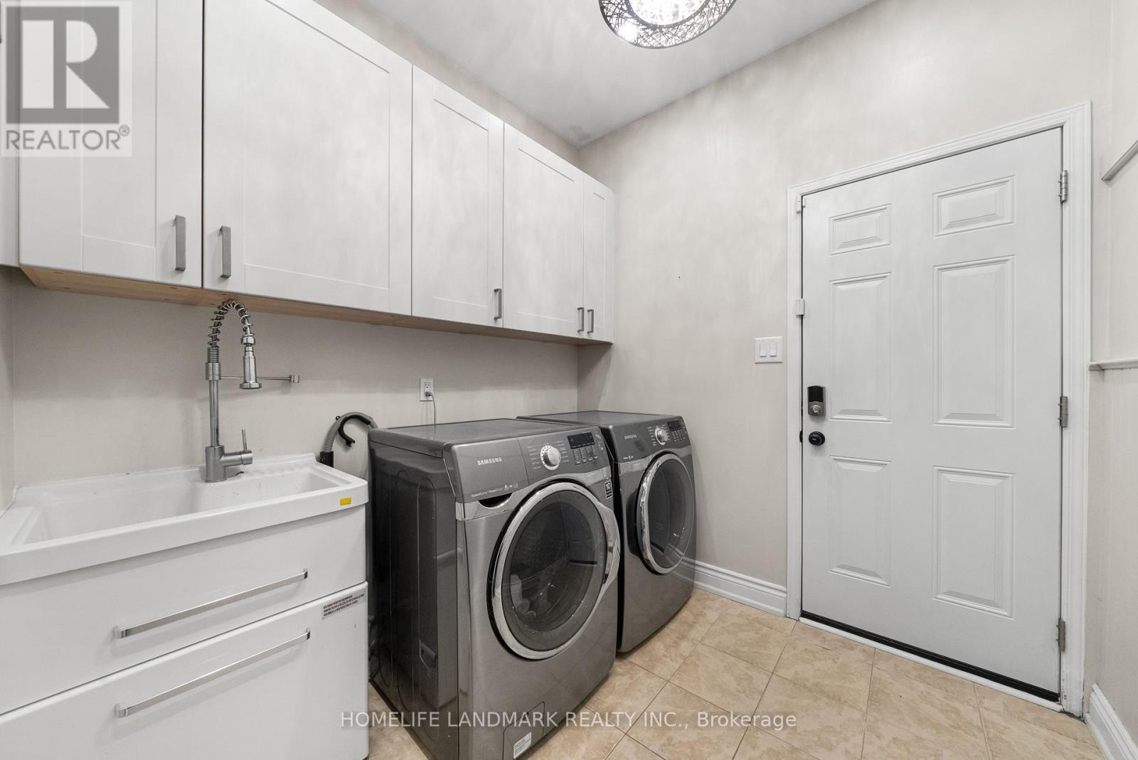 333 Rannie Road, Newmarket, ON - Indoor Photo Showing Laundry Room