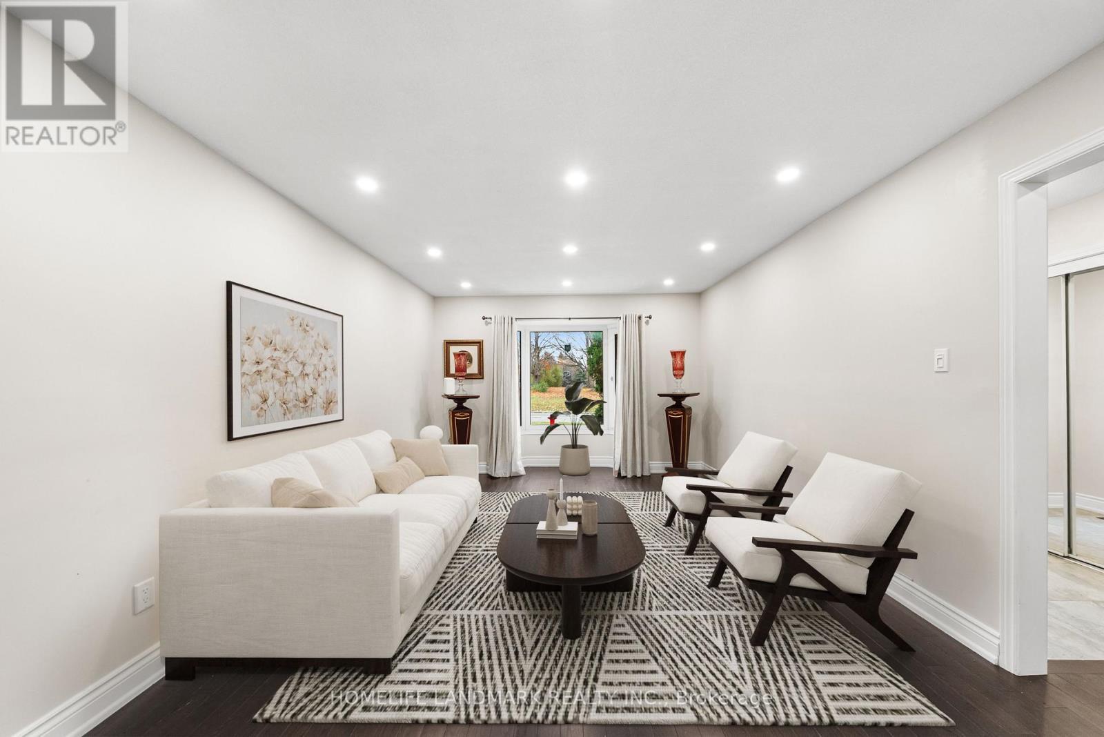 333 Rannie Road, Newmarket, ON - Indoor Photo Showing Living Room