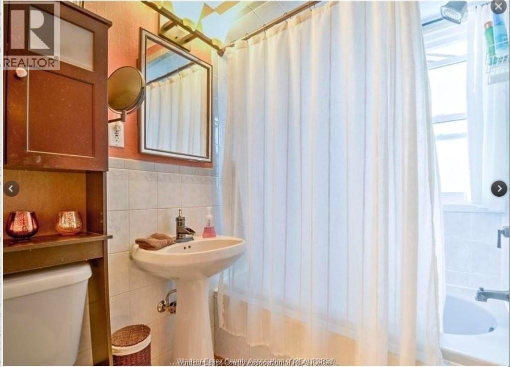 1164 Harrison, Windsor, ON - Indoor Photo Showing Bathroom