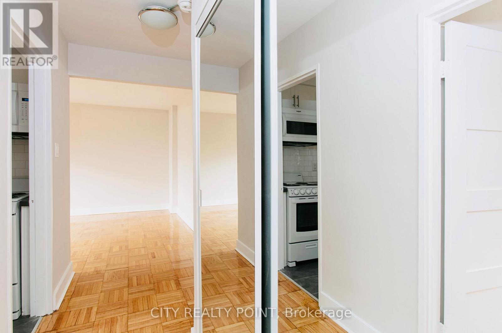 403 - 1545 Bathurst Street, Toronto, ON - Indoor