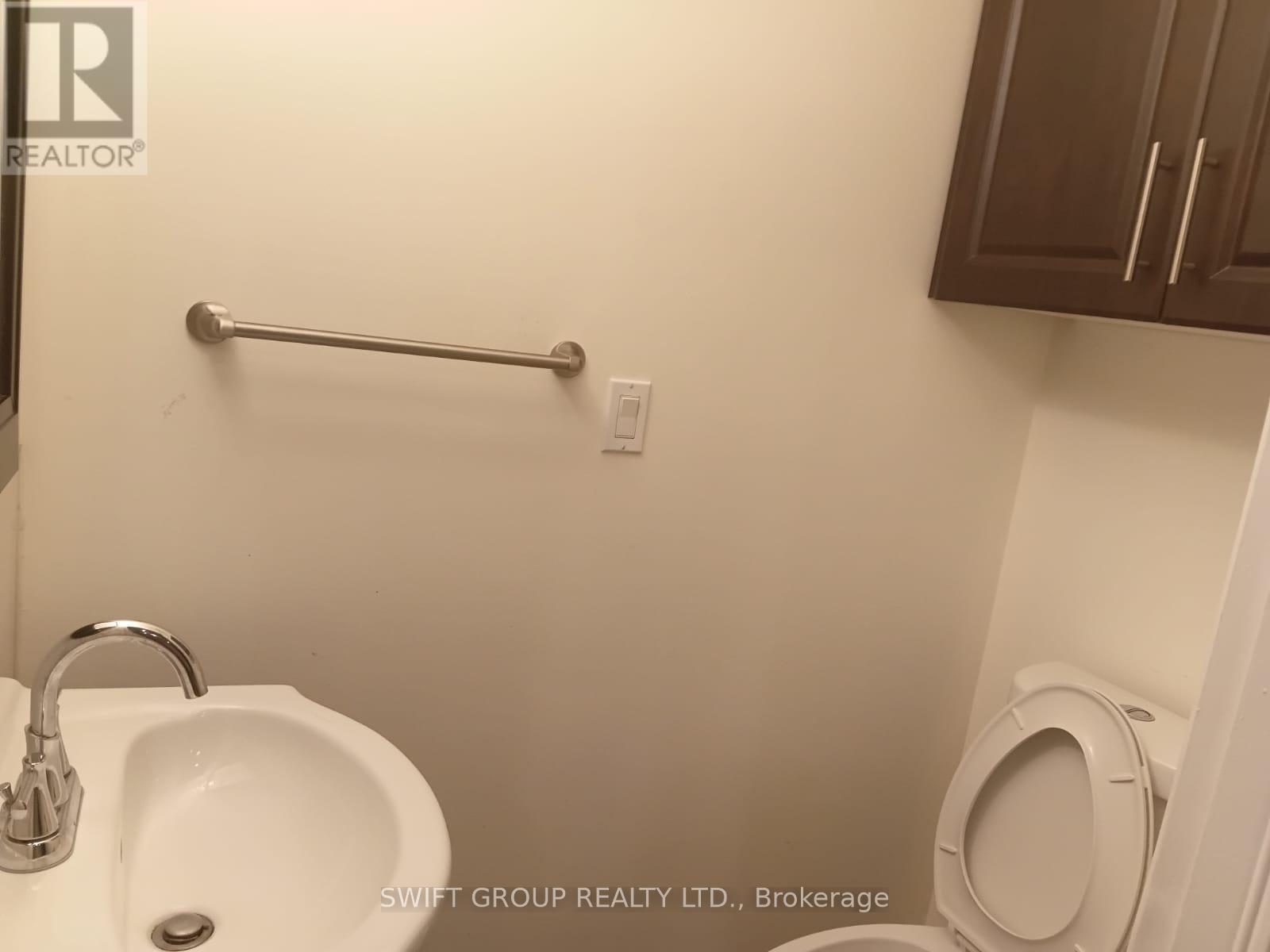 Upper - 8 Heatherglen Road, Toronto, ON - Indoor Photo Showing Bathroom