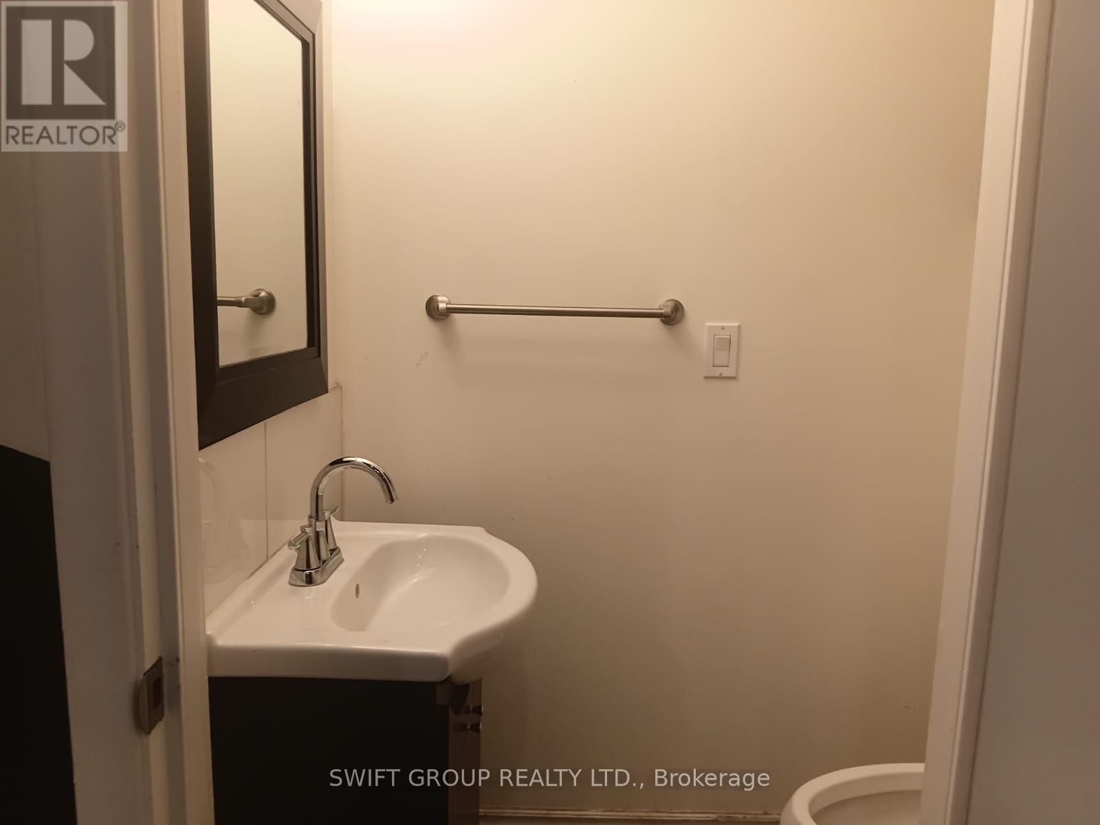 Upper - 8 Heatherglen Road, Toronto, ON - Indoor Photo Showing Bathroom