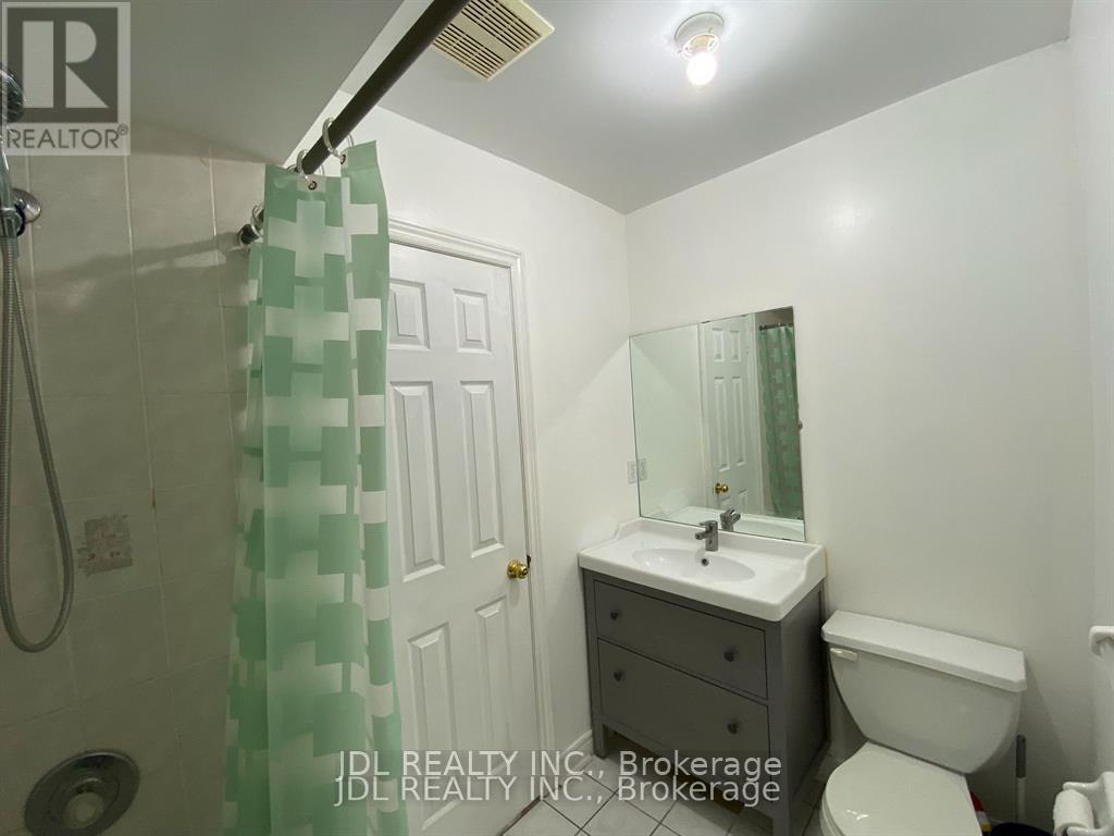 618 Leatherleaf Drive, Mississauga, ON - Indoor Photo Showing Bathroom