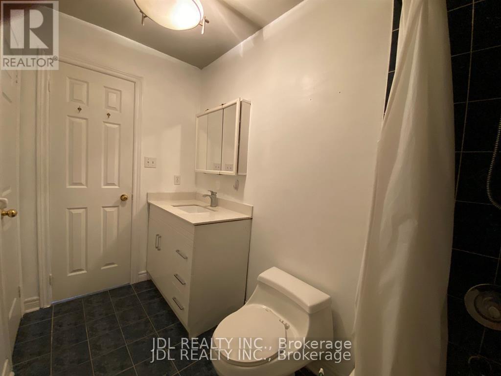618 Leatherleaf Drive, Mississauga, ON - Indoor Photo Showing Bathroom